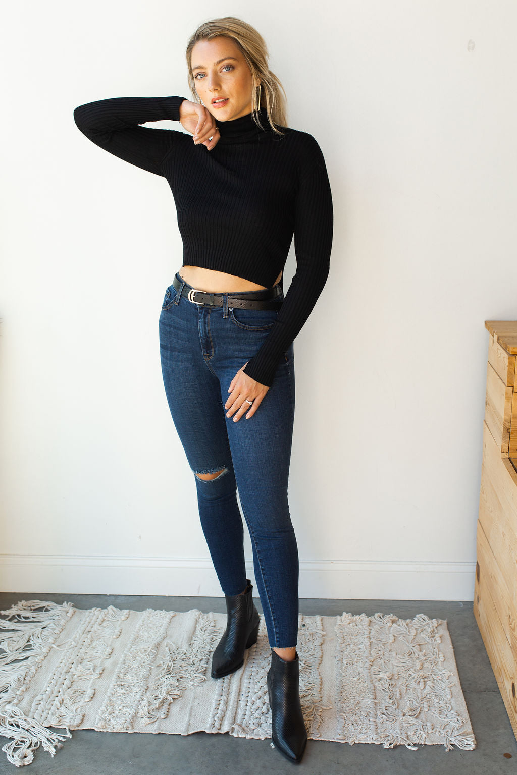 mode, side slit turtle neck crop