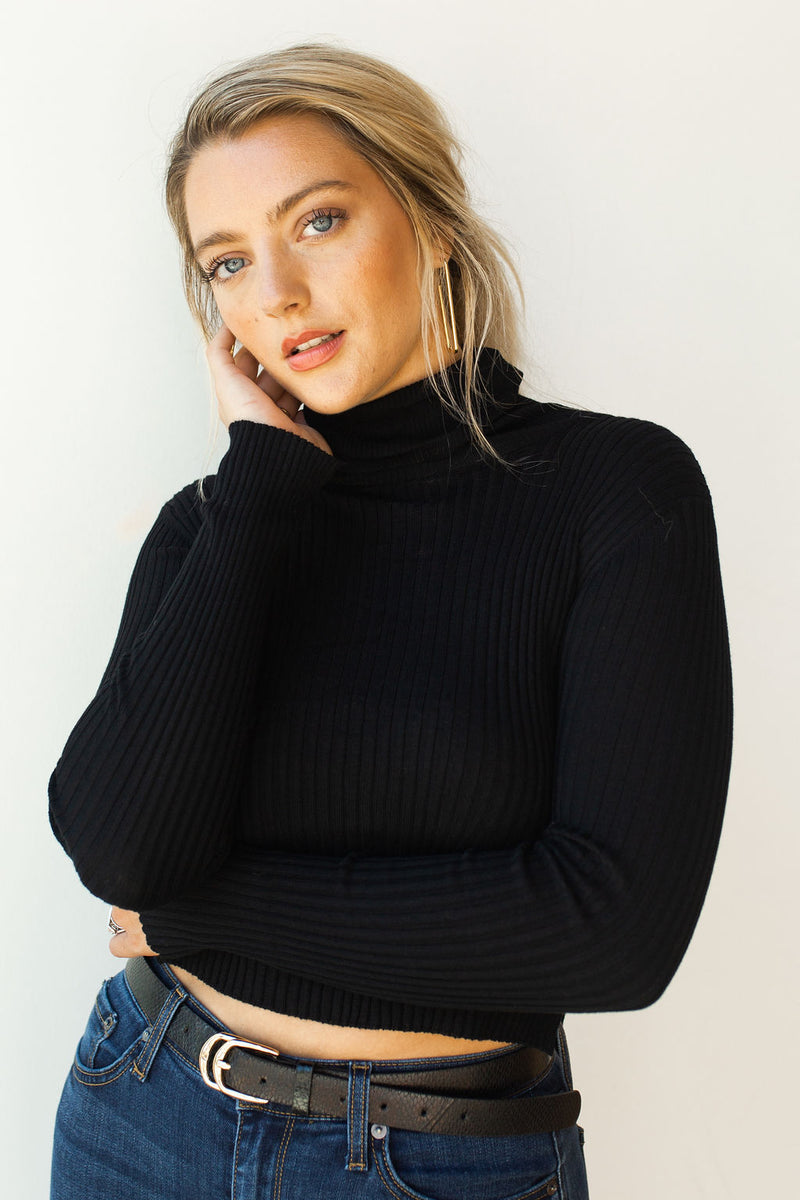 mode, side slit turtle neck crop