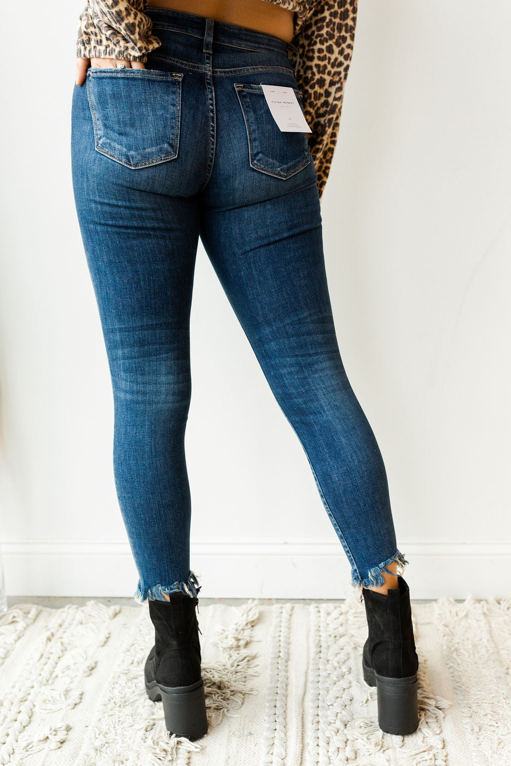 mode, mid rise slashed skinny