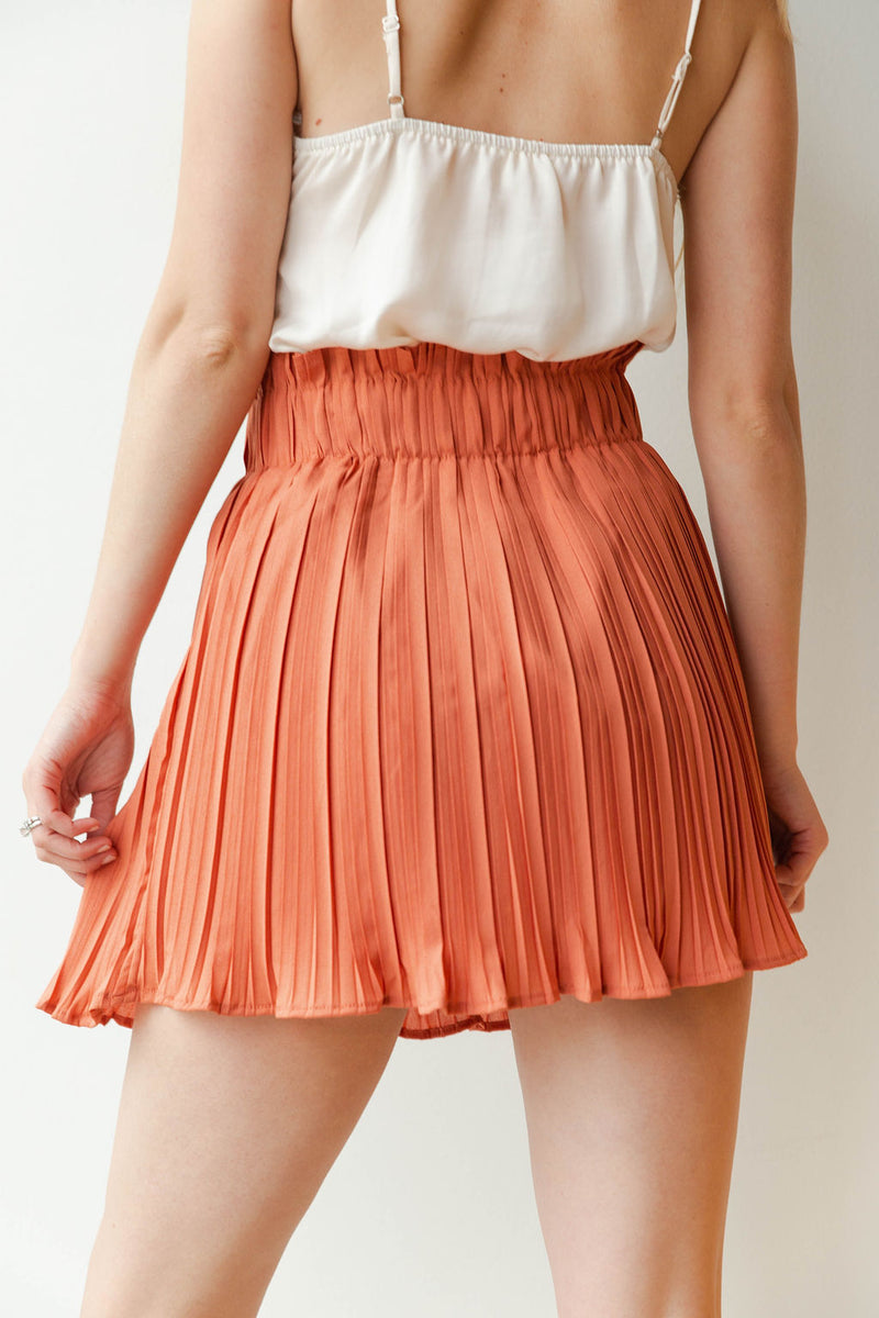 mode, perfectly pleated skirt