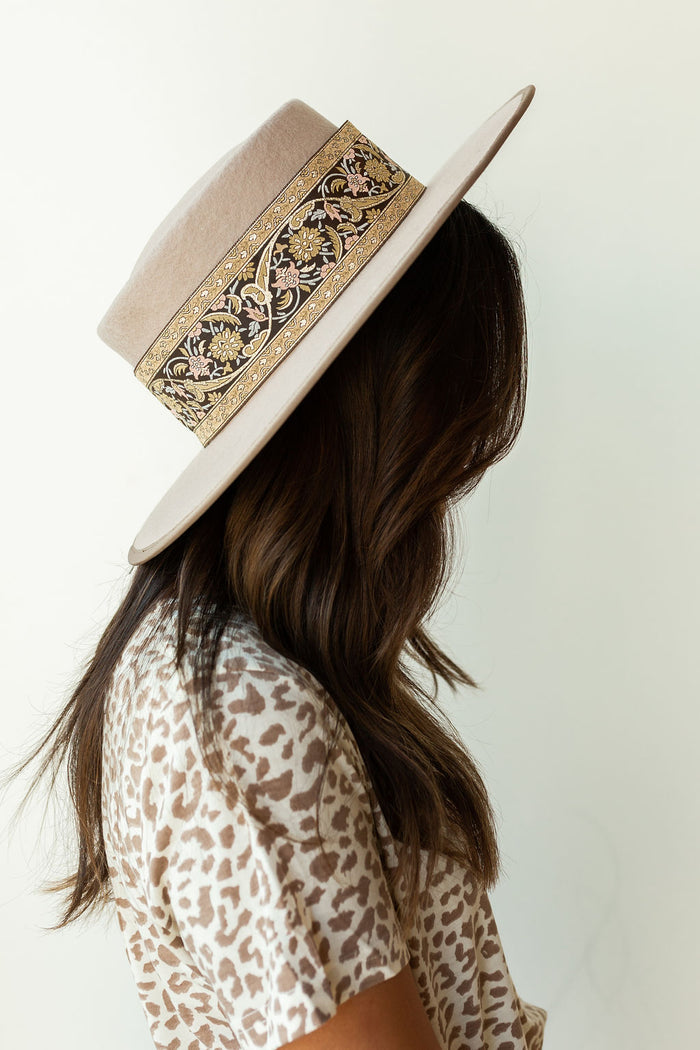 mode, lost in Paris hat