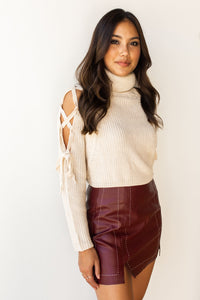 mode, stiches leather mini skirt