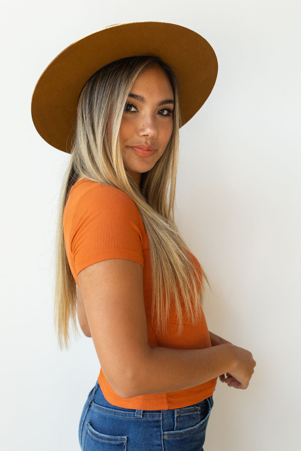 mode, round neck rib top