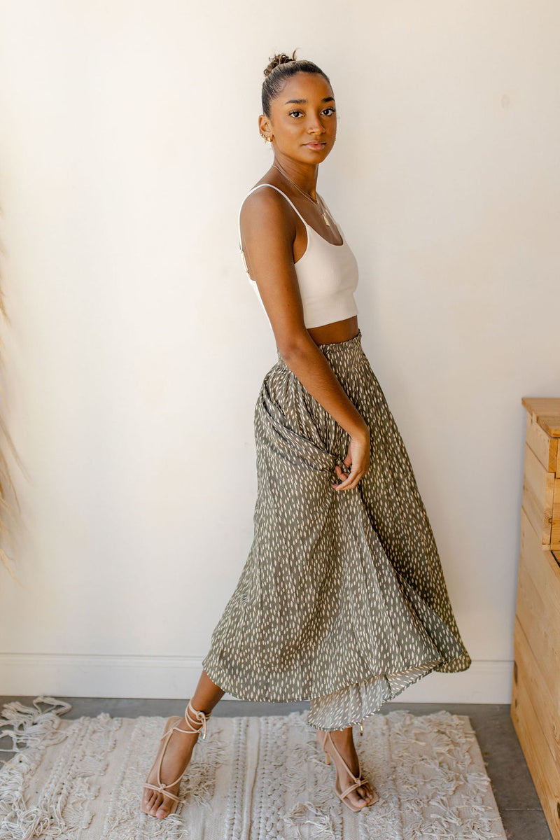mode, spotted pleated skirt