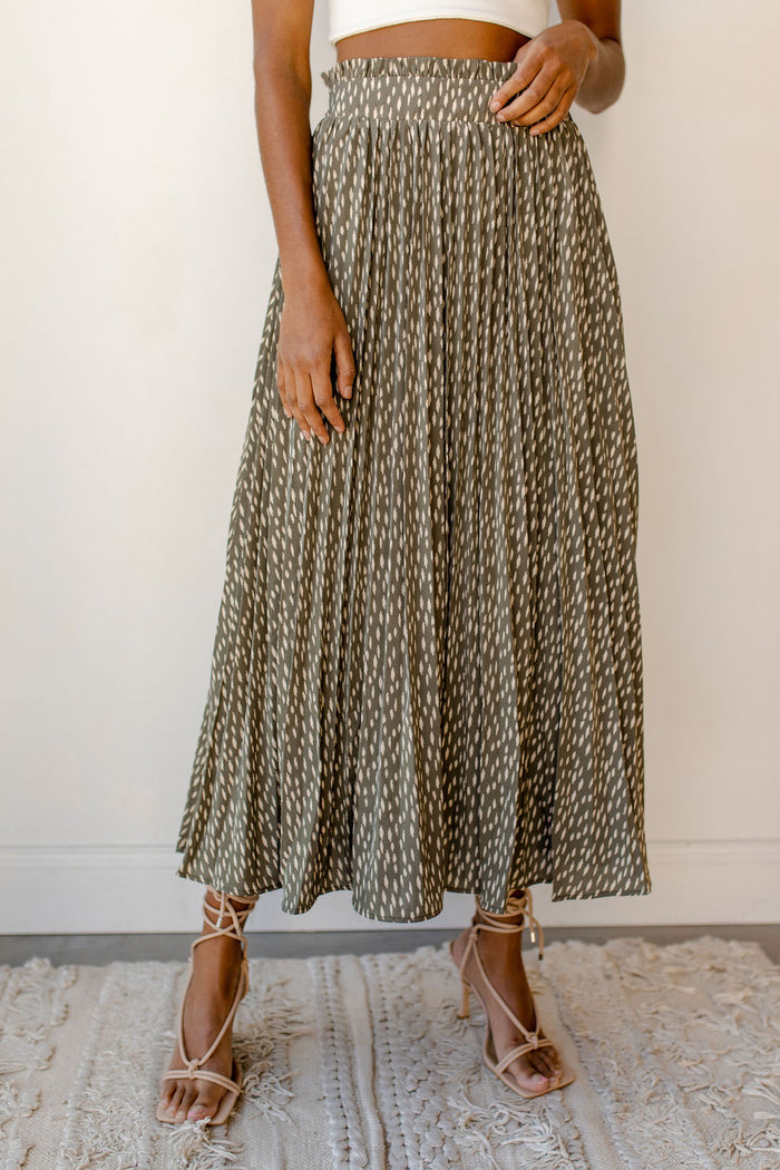 mode, spotted pleated skirt