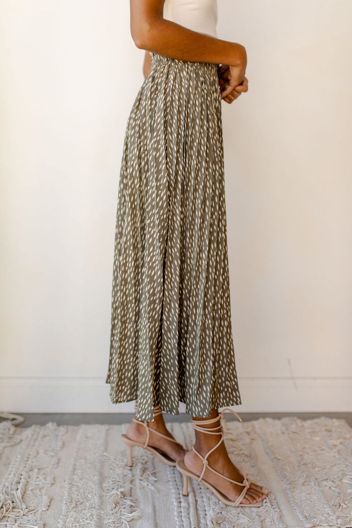 mode, spotted pleated skirt