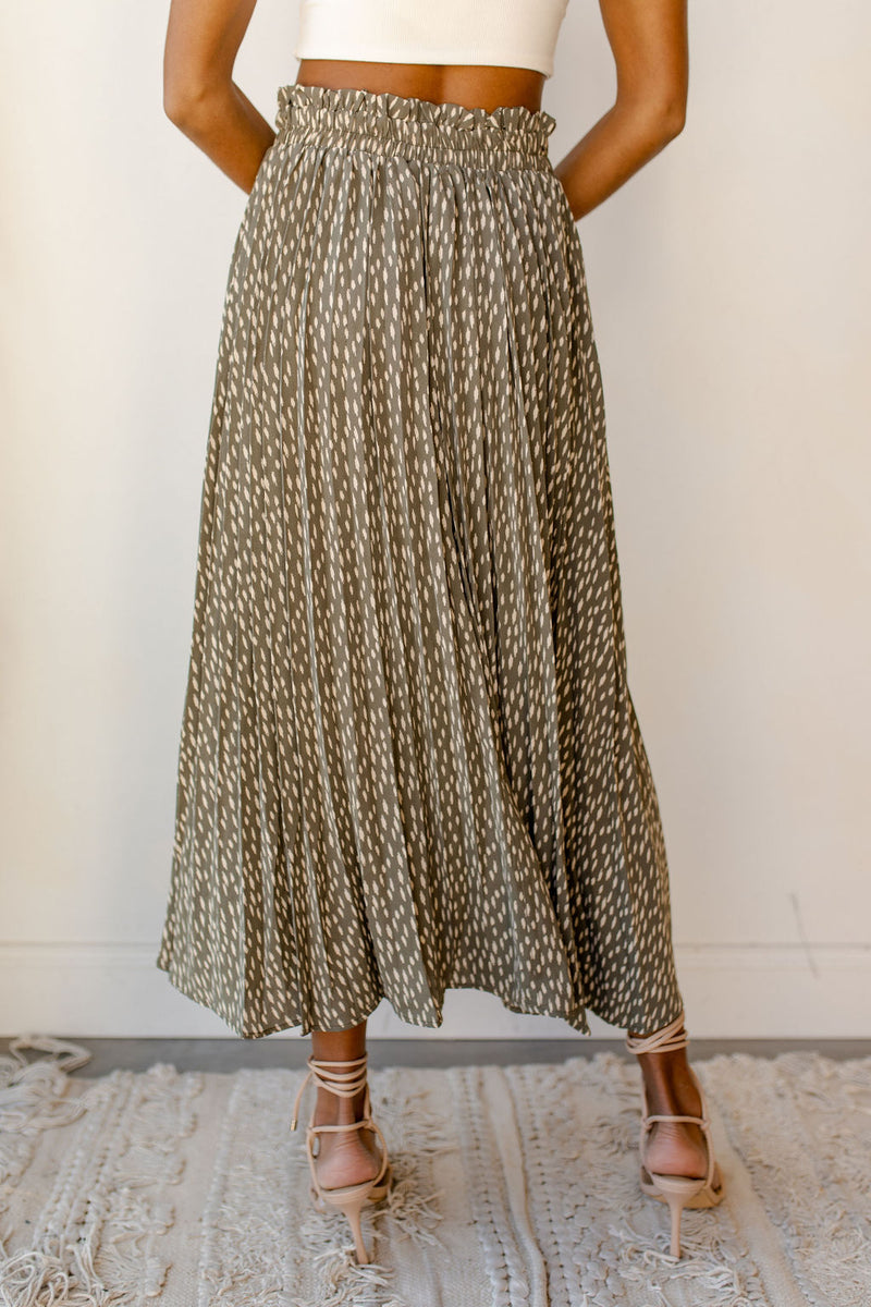 mode, spotted pleated skirt