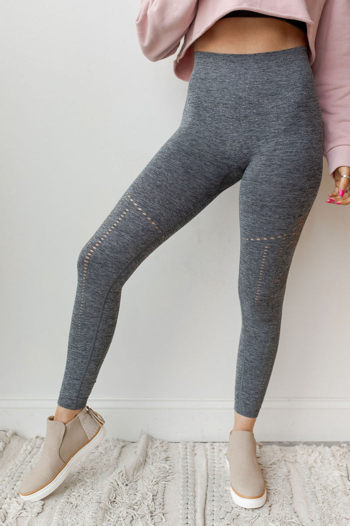 mode, striped and perforated highwaist leggings