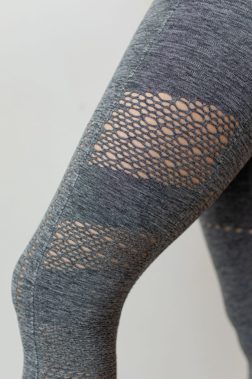 mode, striped and perforated highwaist leggings