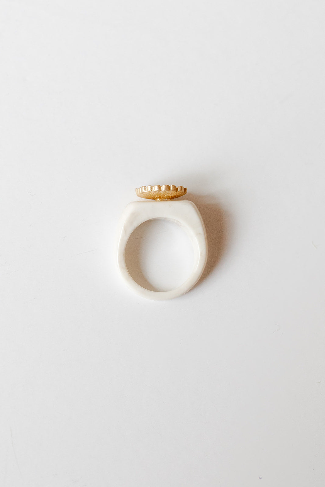 mode, white daisy bubble ring