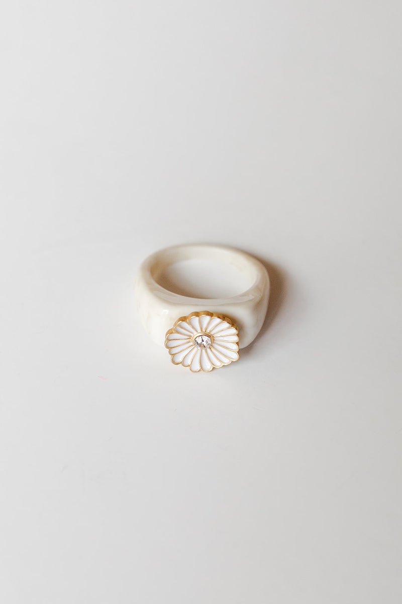 mode, white daisy bubble ring