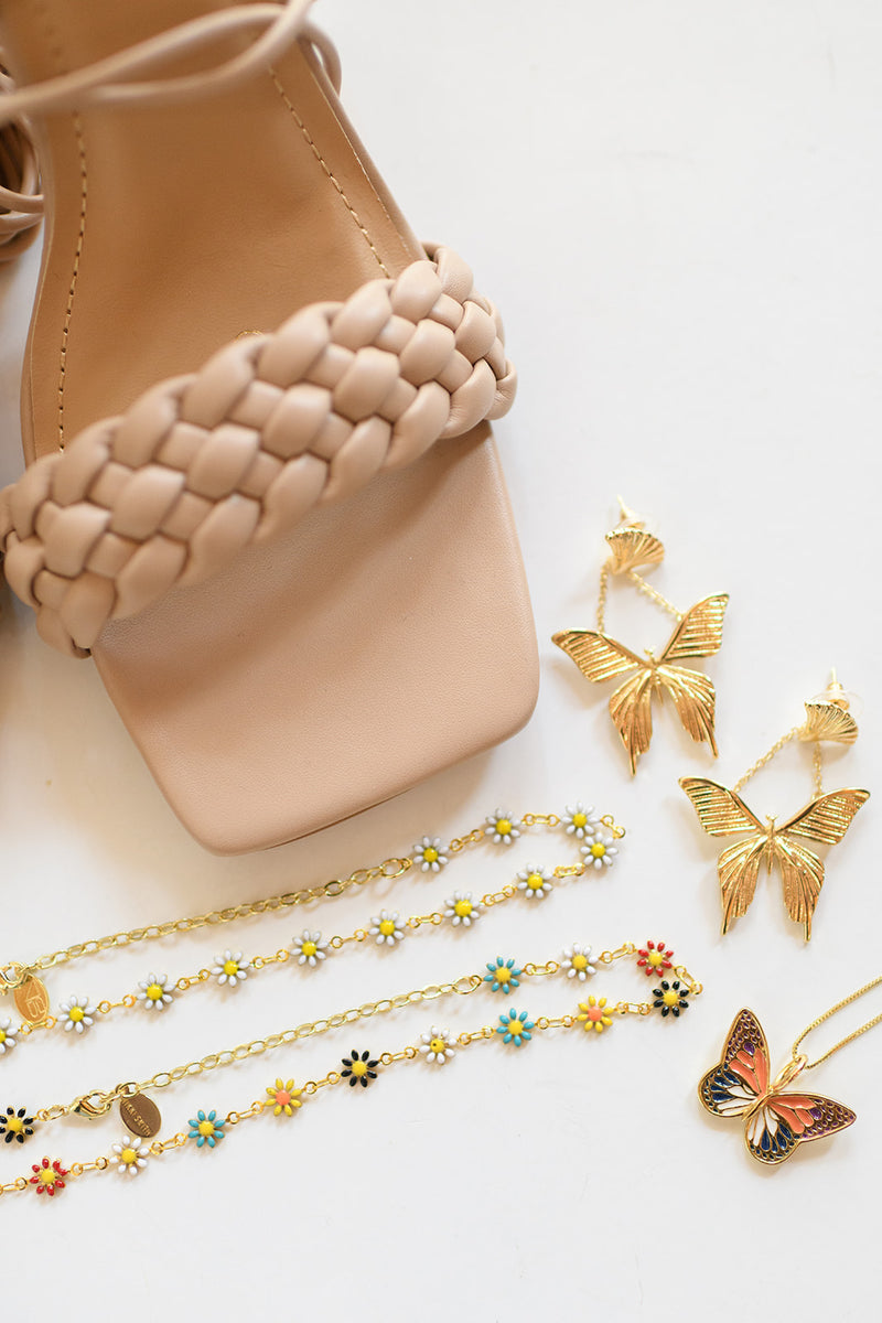 mode, daisy white choker