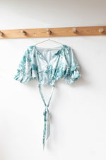 mode, roses in bloom top