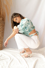 mode, roses in bloom top