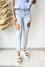 mode, distressed ripped mom fit jeans