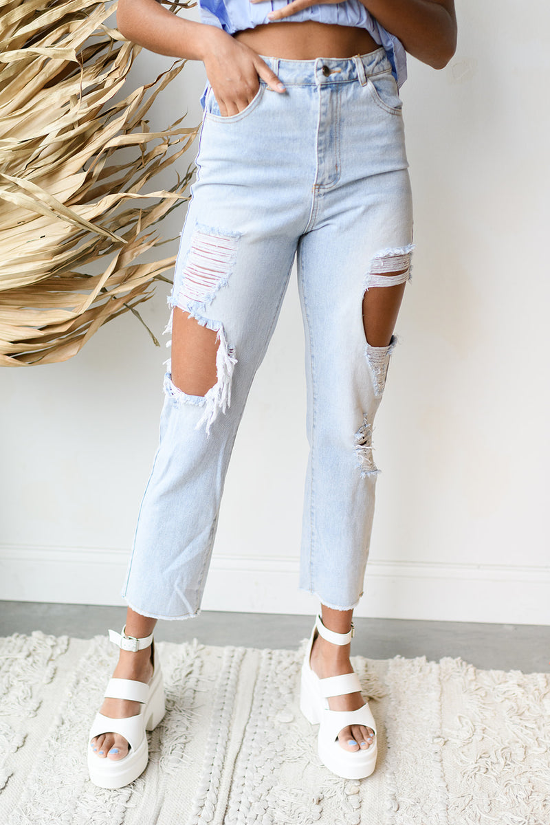 mode, distressed ripped mom fit jeans