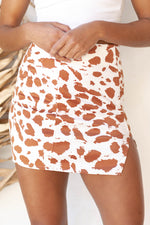 mode, cow print mini skirt
