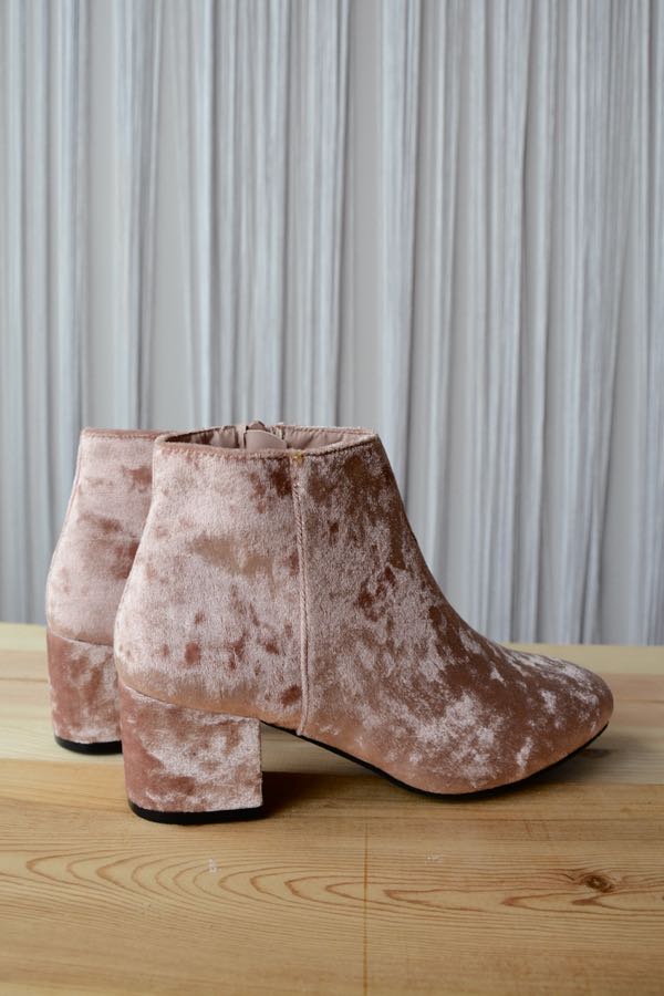 mode, sweetheart velvet bootie