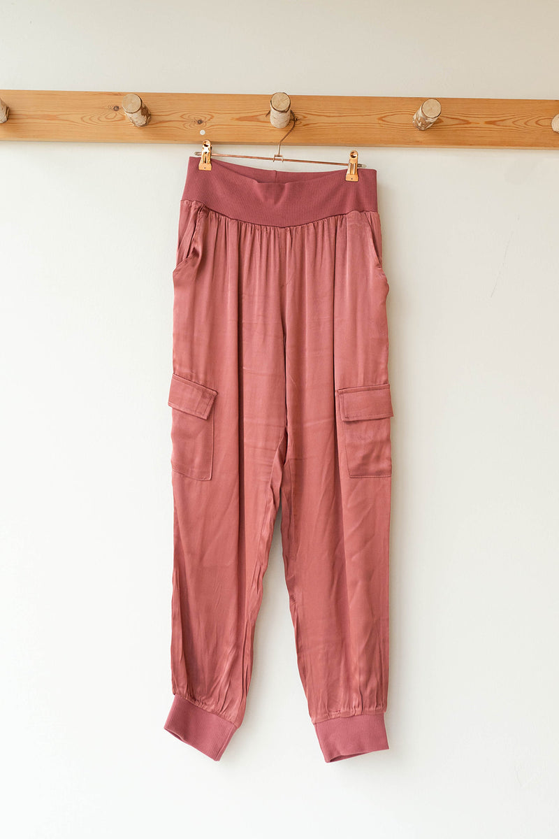 mode, satin shine joggers