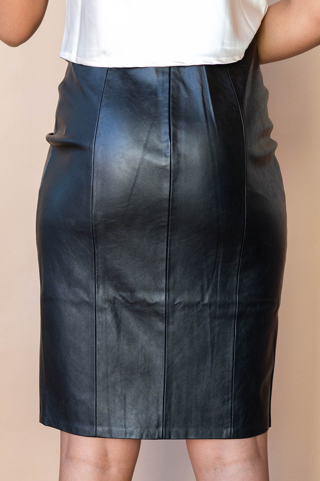 mode, black leather pencil skirt