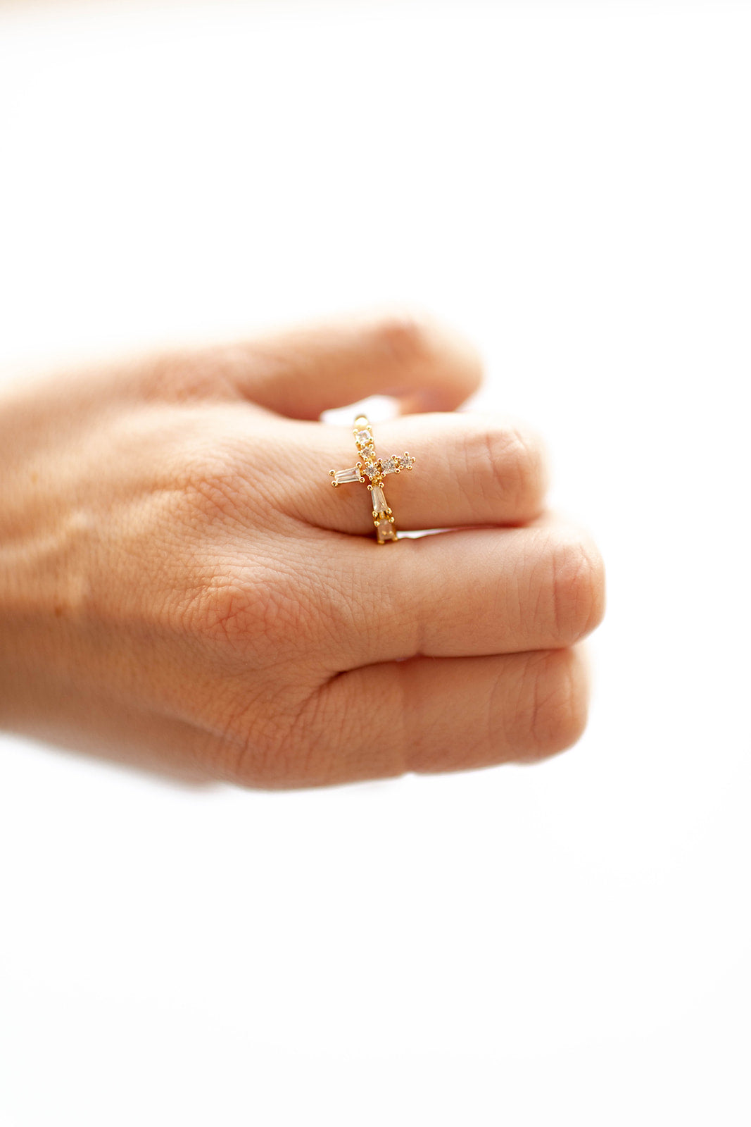 mode, cross baguette ring