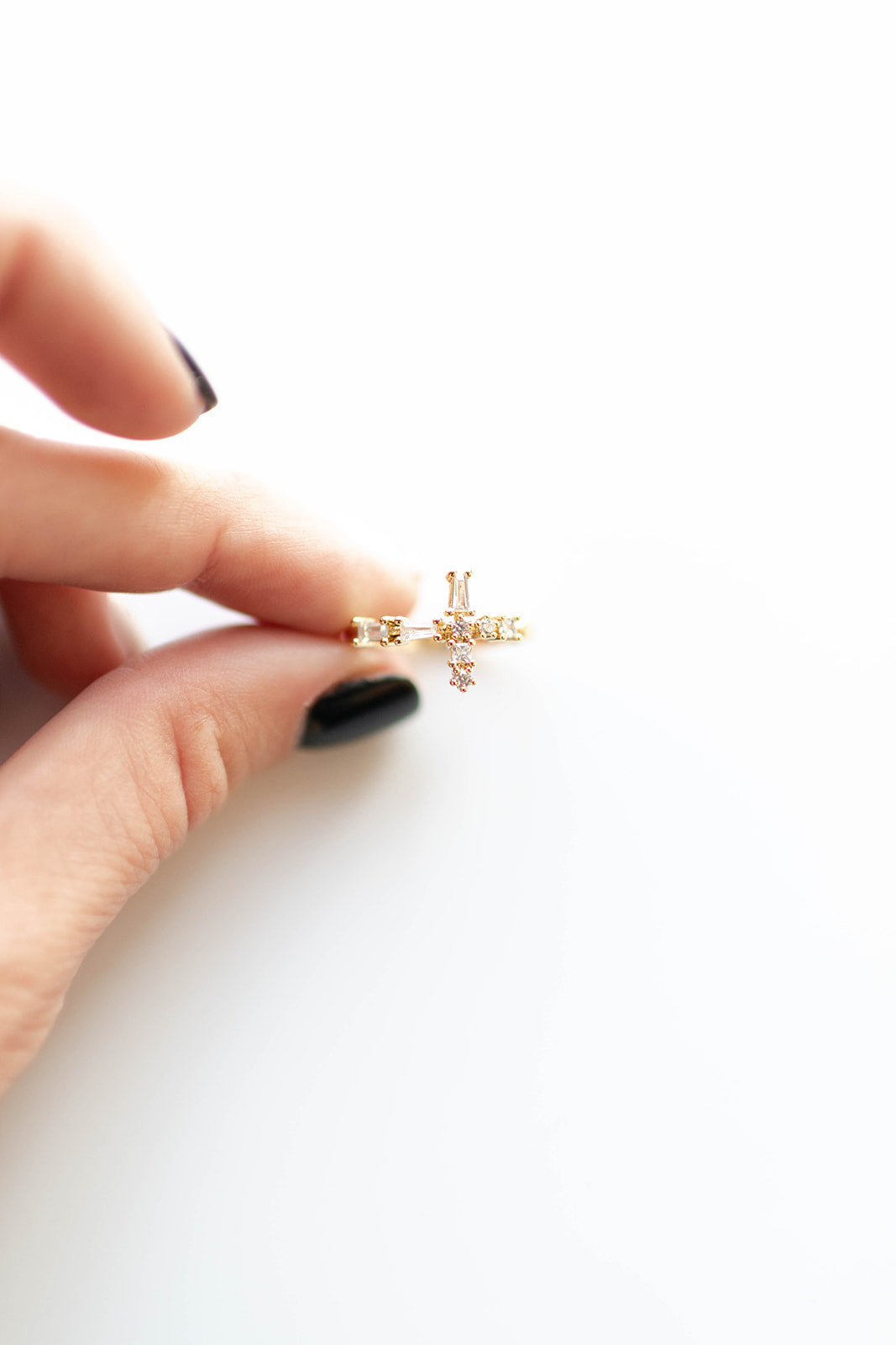 mode, cross baguette ring