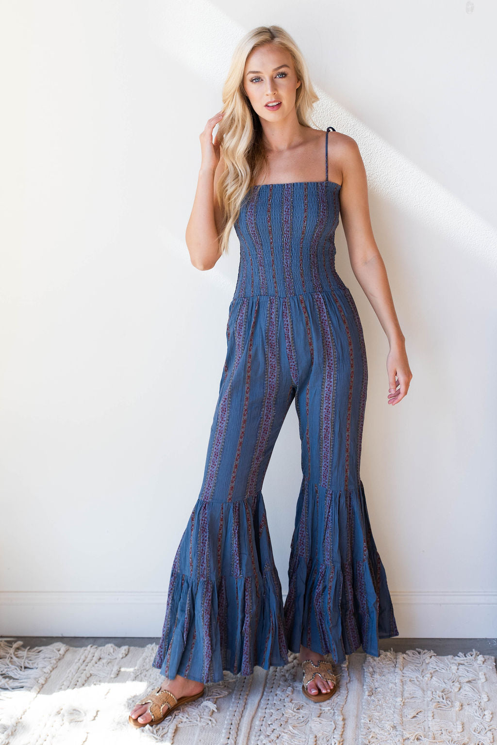 mode, flare out jumpsuit