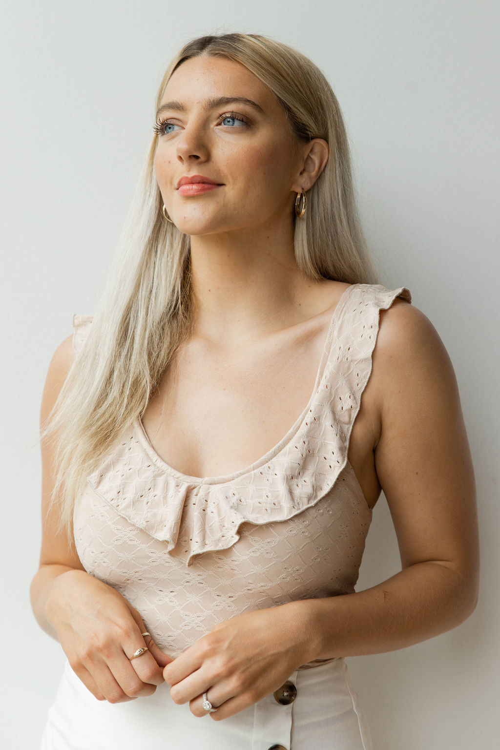 mode, eyelette ruffle top