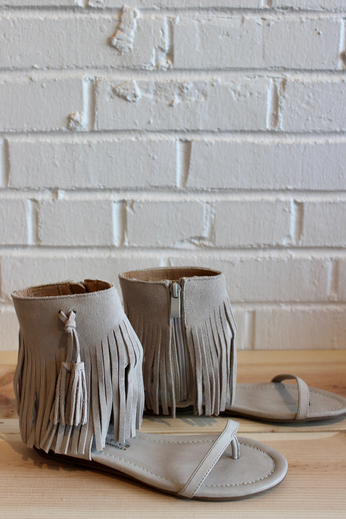 mode, Earth mother fringe sandal