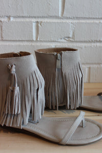 mode, Earth mother fringe sandal