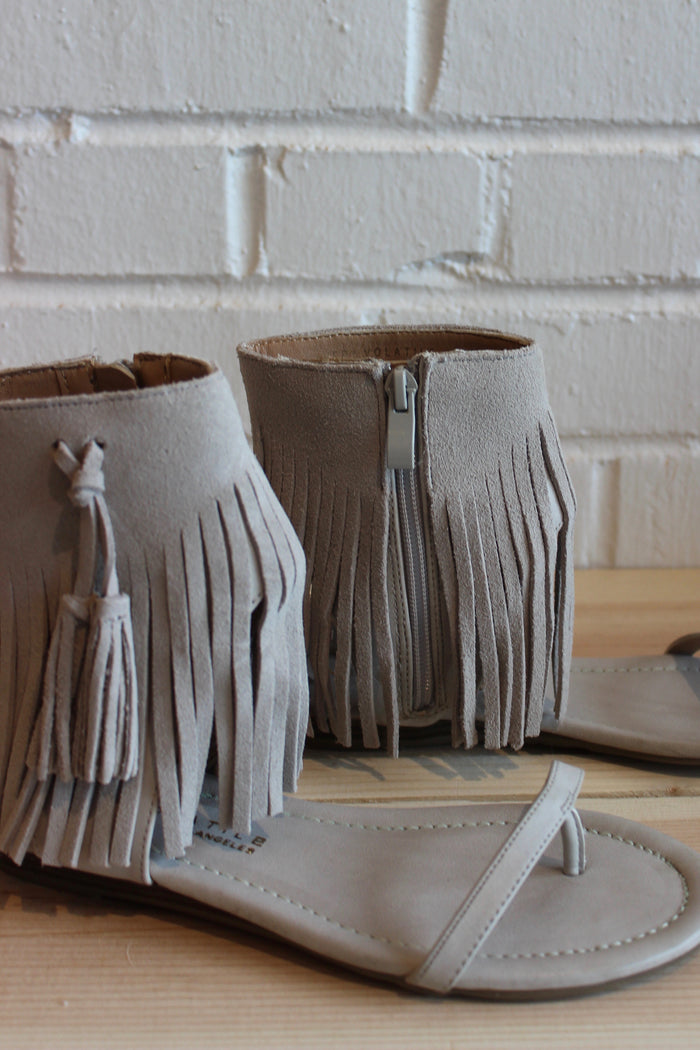 mode, Earth mother fringe sandal