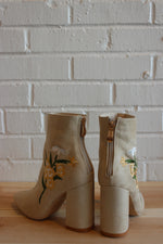 mode, Eva embroidered bootie