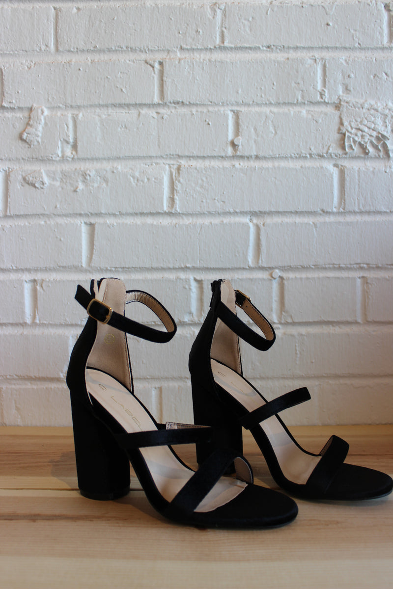mode, velveteen straps heel
