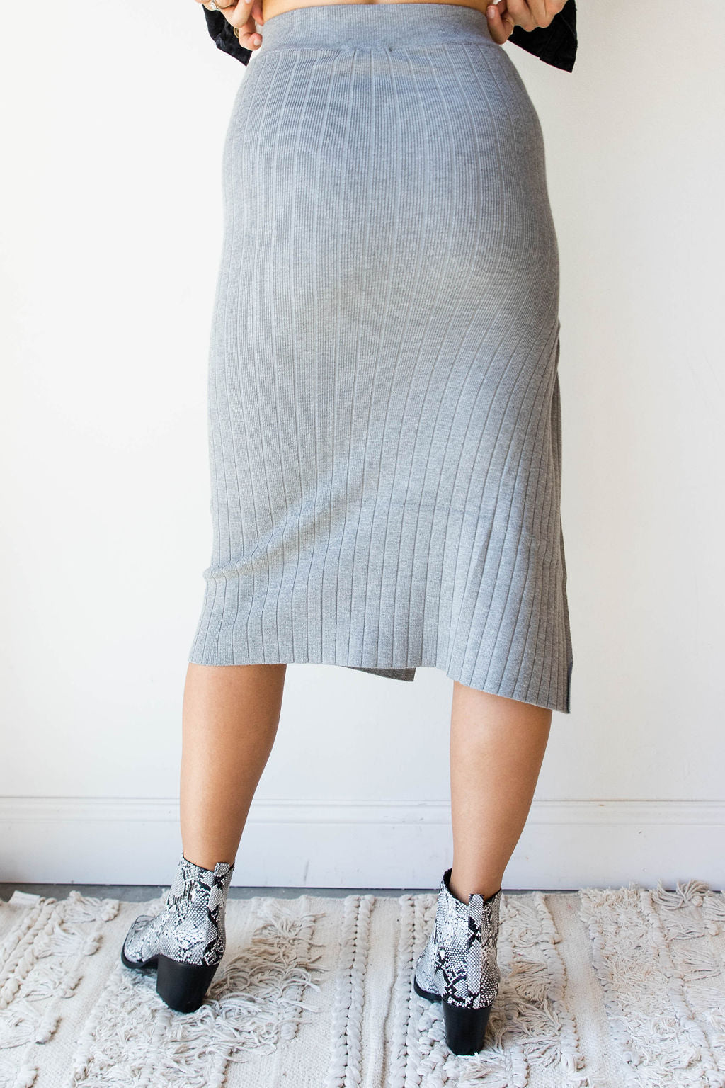 mode, strutting knit midi skirt