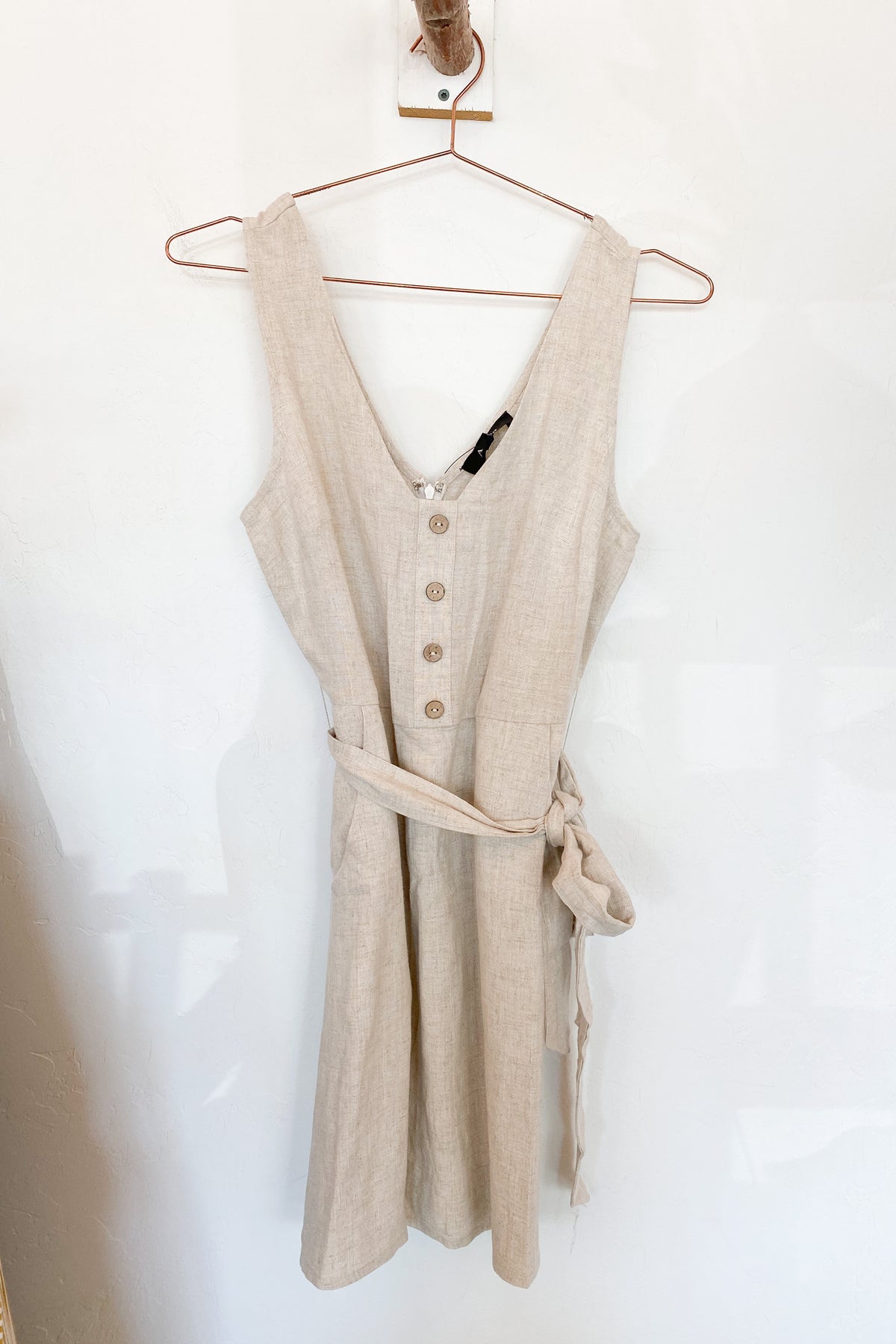 mode, sleeveless v neck front dress