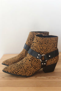 mode, step into love buckle bootie