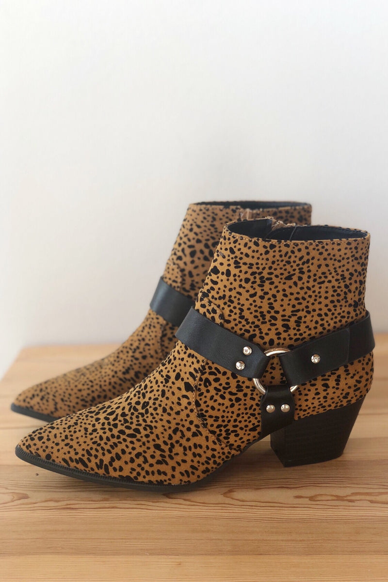 mode, step into love buckle bootie