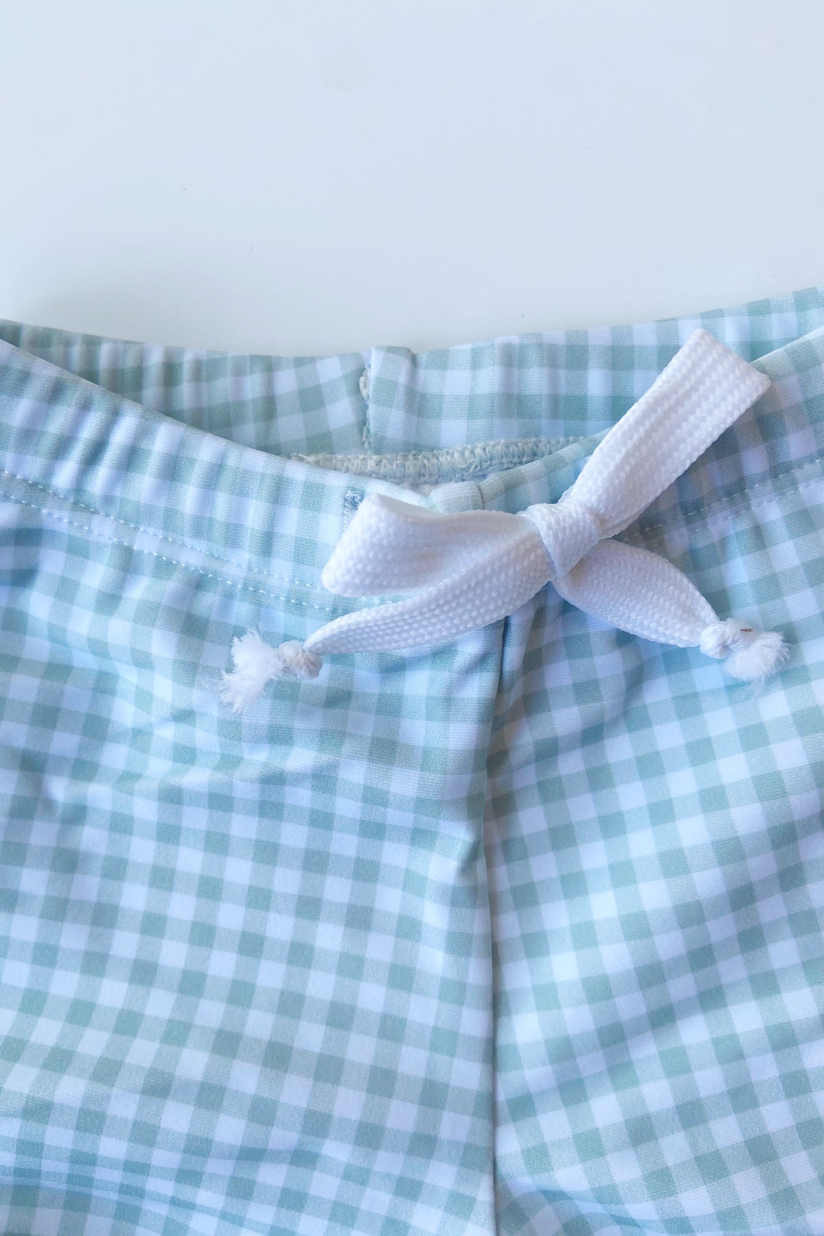 mode, checkered swim shorts