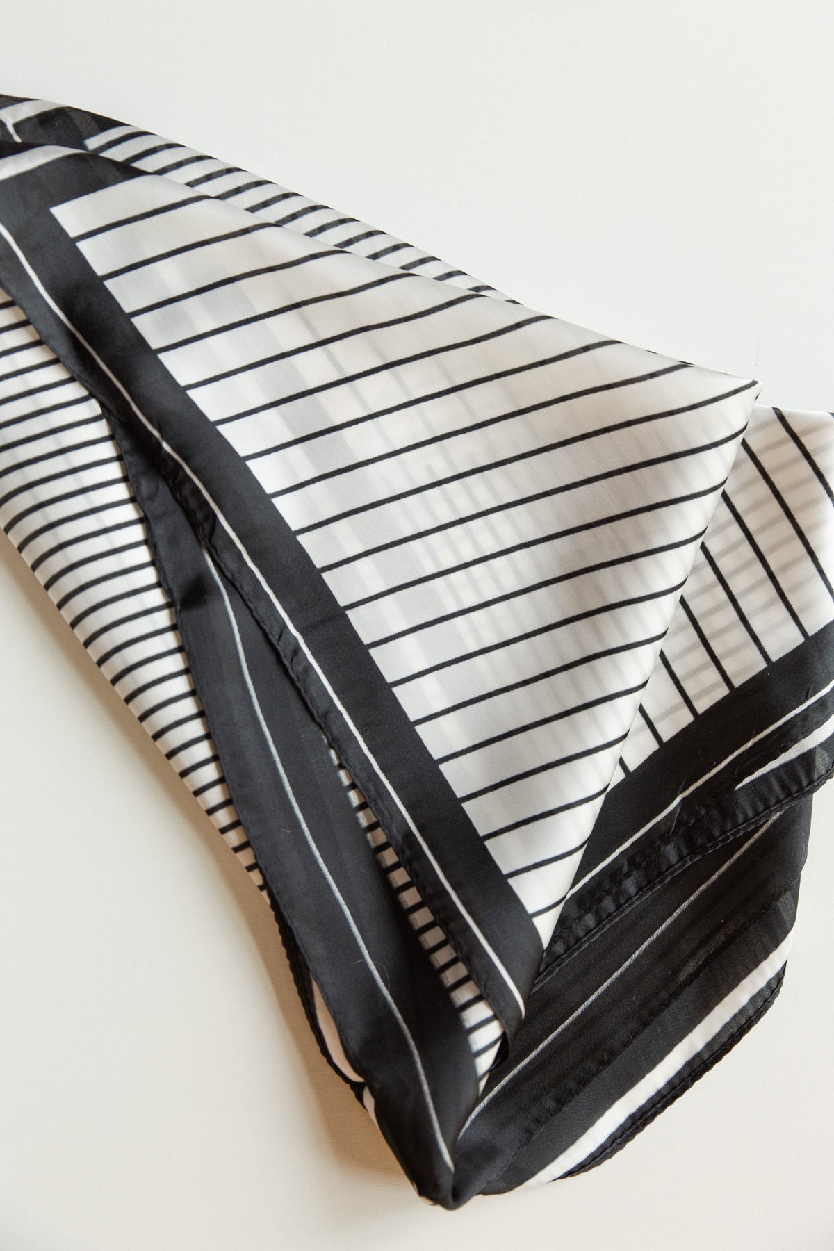 mode, classic blk/wht stripe scarf