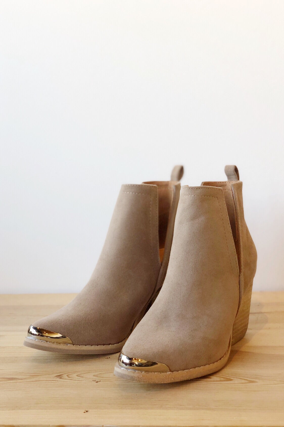 mode, click side cut bootie