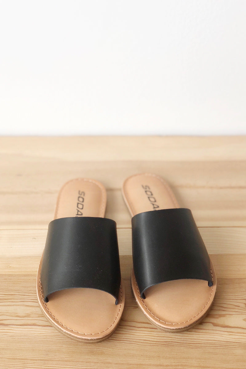 mode, Humble heart sandals