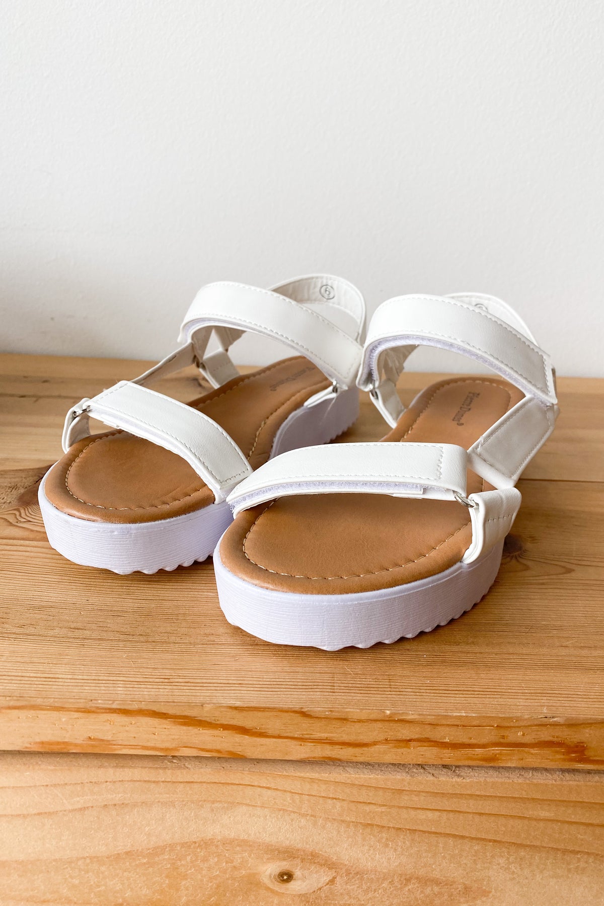 mode, strapped in sandal