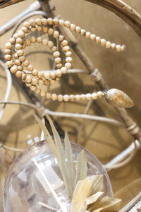 mode, decor wooden bead strand