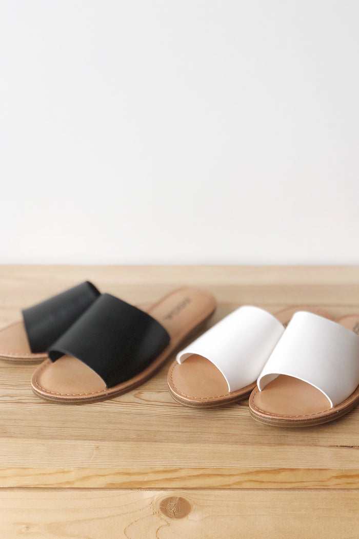 mode, Humble heart sandals