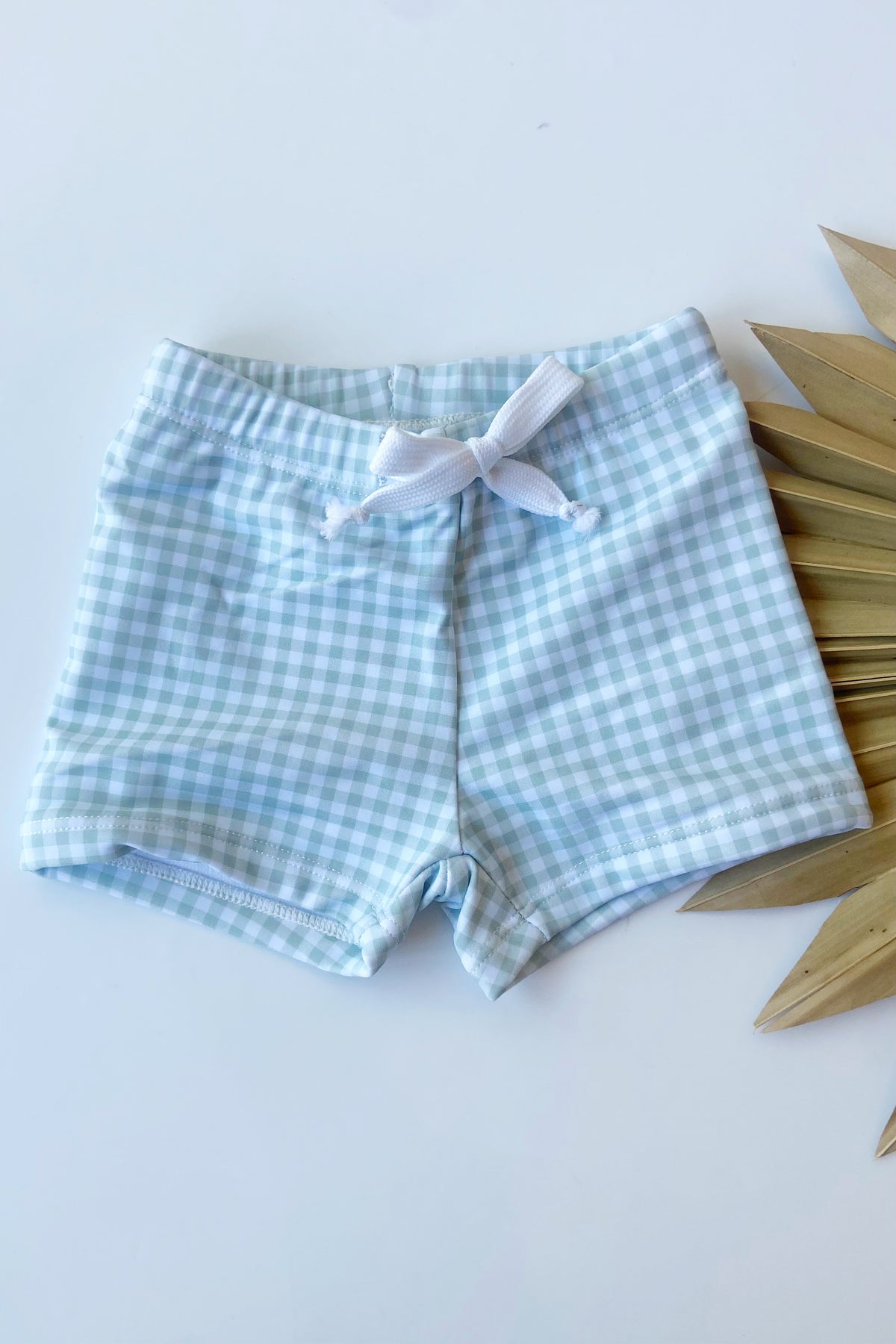 mode, checkered swim shorts