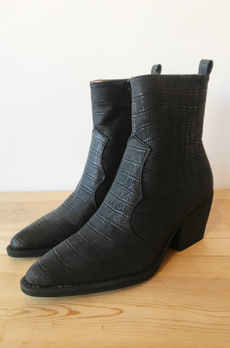 mode, off the wall bootie