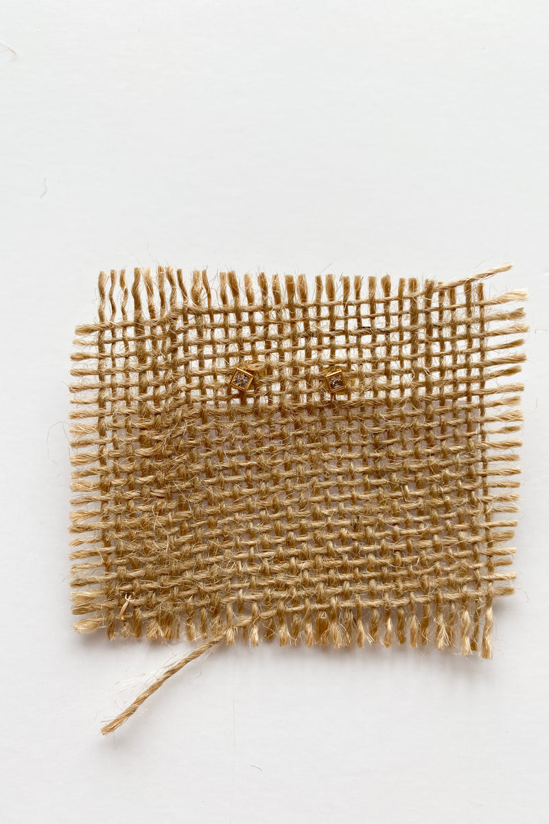 mode, square 18k gold stud