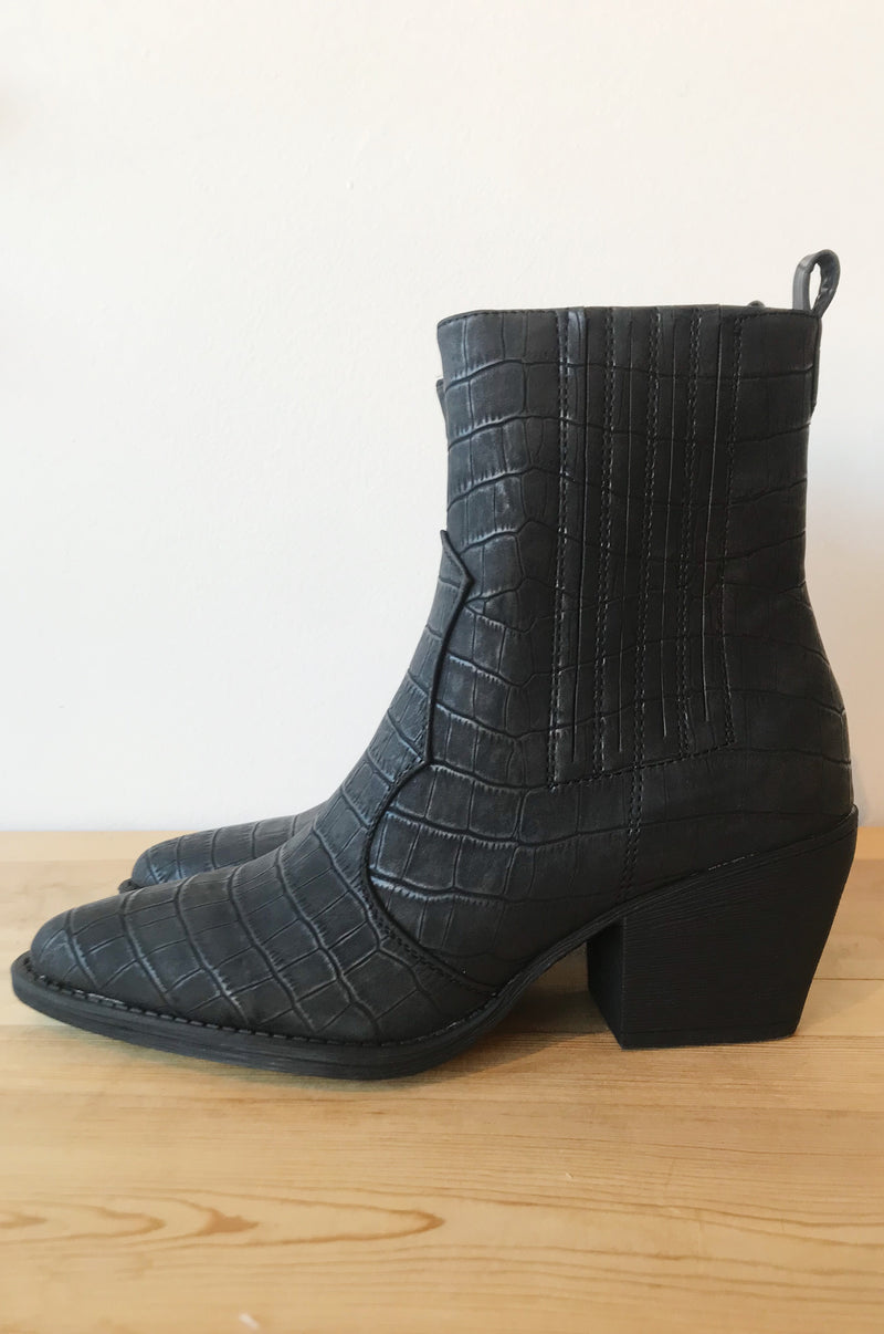 mode, off the wall bootie