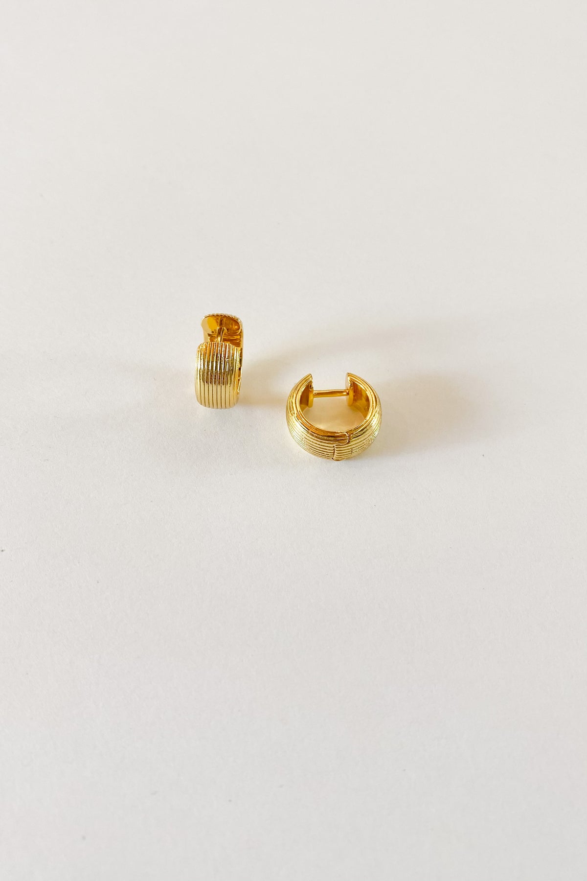 mode, sabrina hoops