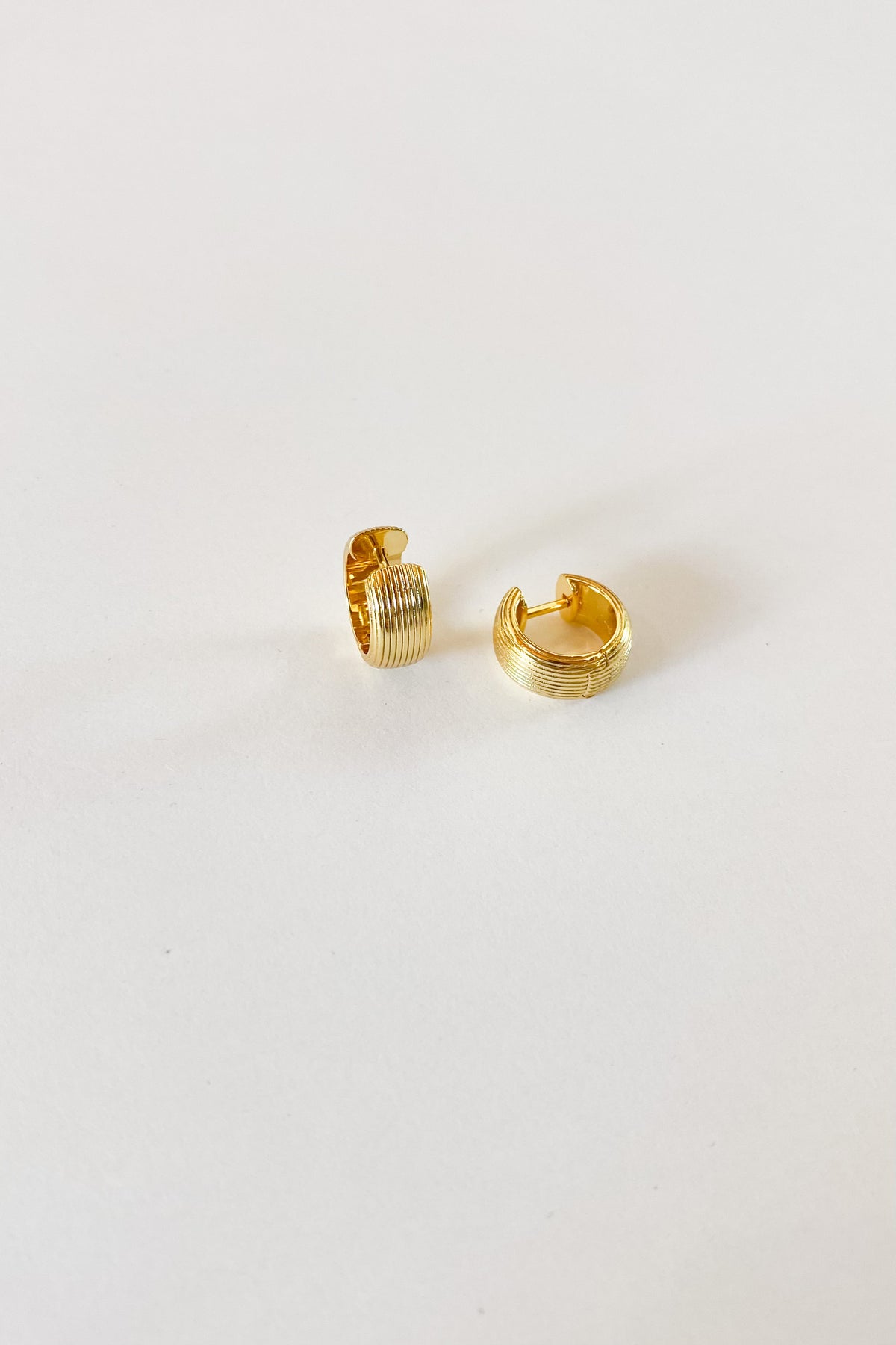 mode, sabrina hoops